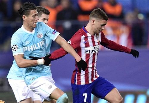 Thoát hiểm trong loạt luân lưu, Atletico vào tứ kết Champions League PSV (áo xanh) không phải đội bóng "dễ xơi" tại Champions League mùa này. Ảnh: Reuters