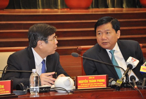 'Không phải vướng mắc gì của doanh nghiệp cũng trình lên Thủ tướng' Bí thư Đinh La Thăng và Chủ tịch Nguyễn Thành Phong trong buổi họp sáng nay. Ảnh: LC.