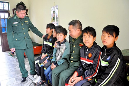 9 em nhỏ trốn thoát bọn buôn người Trung Quốc, 'mò' đường về Việt Nam Các em nhỏ người dân tộc thiểu số H'Mông đã may mắn thoát khỏi tay bọn buôn người và tự "mò đường" về Việt Nam. (Ảnh: báo Quảng Ninh).