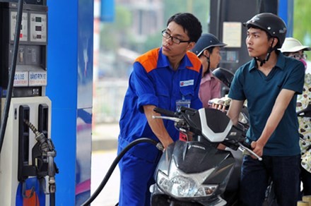 Xăng tăng 670 đồng/lít, lên 14.420 đồng/lít Xăng tăng 670 đồng/lít, lên 14.420 đồng/lít
