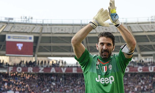 Buffon gửi thư tri ân khung gỗ sau khi lập kỷ lục Việc Buffon lập kỷ lục mới về số phút giữ sạch lưới là một kỳ tích, bởi chất lượng hàng phòng ngự của Juventus hiện tại kém hơn nhiều so với thời của những người giữ kỷ lục này trước kia. Ảnh: La Presse.