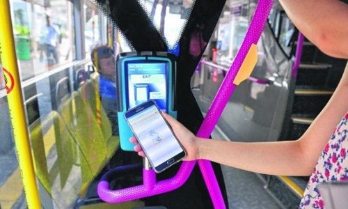 Người Singapore dùng điện thoại trả tiền xe bus Người Singapore giờ đã có thể dùng điện thoại để thanh toán trên các phương tiện. Ảnh: Mypaper