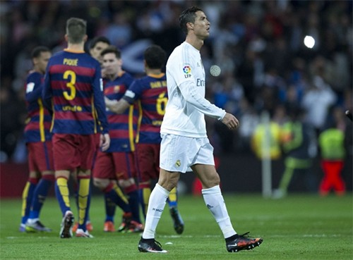 Barcelona - Real Madrid: Trận Kinh điển trên dây Real dường như đang đi vào cuối chu kỳ thành công thứ hai cùng Perez, khi đội bóng mắc phải hàng loạt vấn đề về chuyên môn, từ cách làm bóng đá đặt nặng yếu tố thương mại của người đứng đầu.