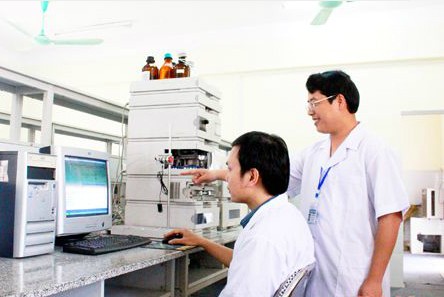 Giáo sư trẻ nhất năm 2016 là 41 tuổi TS Trần Đình Thắng (bên phải) là giáo sư trẻ nhất được công nhận năm 2016. Ảnh: Báo Nghệ An.
