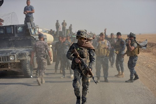 IS hành quyết 232 người gần Mosul Cảnh sát liên bang Iraq tham gia chiến dịch diệt phiến quân Nhà nước Hồi giáo ở phía nam Mosul ngày 26/10. Ảnh: Reuters