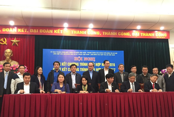 Hình thành phong trào chống tham nhũng, lãng phí trong cả nước Đại diện các tổ chức chính trị, xã hội ký kết chương trình phối hợp năm 2017. Ảnh Văn Kiên