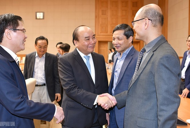 Không để kéo dài tình trạng người Việt ra nước ngoài khởi nghiệp Thủ tướng Nguyễn Xuân Phúc làm việc với Tổ tư vấn kinh tế (ảnh Q.H)