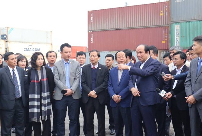 'Bóp chết' doanh nghiệp vì gánh nặng chi phí Tổ công tác kiểm tra việc nhập khẩu tại cảng Hải Phòng (ảnh Như Ý)