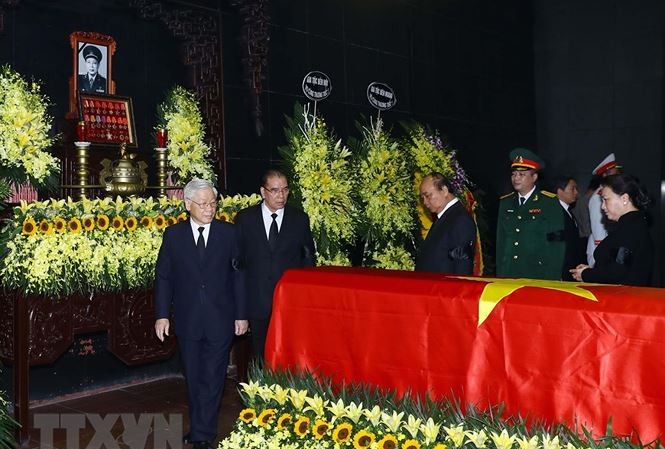 Lãnh đạo Đảng, Nhà nước viếng Trung tướng Đồng Sỹ Nguyên Đoàn đại biểu Ban Chấp hành Trung ương Đảng do đồng chí Nguyễn Phú Trọng, Tổng Bí thư, Chủ tịch nước dẫn đầu viếng Trung tướng - Ảnh: TTXVN