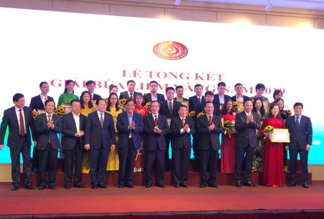 Đảng ủy Khối Doanh nghiệp T.Ư trao Giải Búa liềm vàng 2019 Trưởng Ban Kinh tế T.Ư Nguyễn Văn Bình trao phần thưởng cho các cá nhân đoạt giải