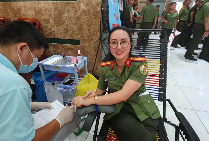 Tuổi trẻ Công an nhân dân hiến máu tình nguyện vì cộng đồng Tuổi trẻ Công an nhân dân hiến máu tình nguyện vì cộng đồng