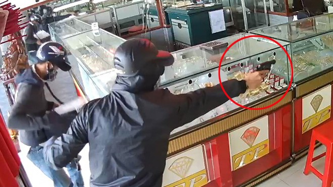 3 nghi phạm tổ chức nổ súng cướp tiệm vàng nhưng... không nhớ mặt nhau Hai tên cướp có súng xông vào tiệm vàng trên đường Trần Văn Mười cướp tài sản đã bị bắt. Ảnh cắt từ clip