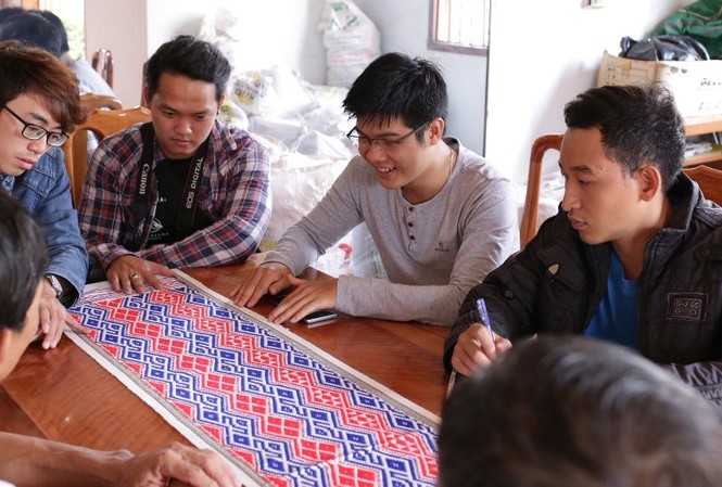 Những bạn trẻ muốn bảo tồn và phát triển thổ cẩm Việt Những bạn trẻ muốn bảo tồn và phát triển thổ cẩm Việt