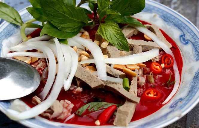 Ăn bát tiết canh Tết, 2 năm nằm viện Tiết canh là món được nhiều người ăn vào dịp Tết