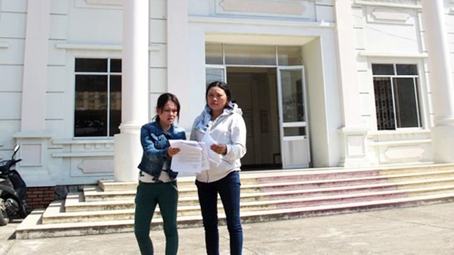 Vụ 5 công an dùng nhục hình: Bị cáo Thành kháng cáo kêu oan Chị Võ Thị Tâm (vợ anh Kiều, bên trái) cùng chị Ngô Thị Tuyết (chị anh Kiều) đến TAND TP Tuy Hòa nộp đơn kháng cáo chiều 10/4