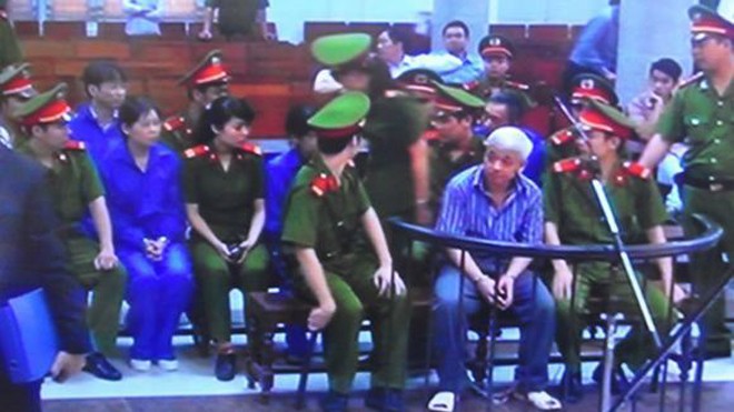 Vụ án 'bầu' Kiên: Có thể xét xử vắng mặt bị cáo Trần Xuân Giá "Bầu" Kiên trước vành móng ngựa phiên xử sơ thẩm ngày 16/4. Phiên tòa sau đó đã bị hoãn vì bị cáo Trần Xuân Giá vắng mặt