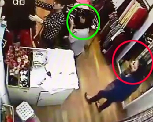 Quý bà vào shop Hà Nội trộm ví tiền nhanh như chớp Nữ quái thấy nhân viên vừa rời khỏi bàn thu ngân