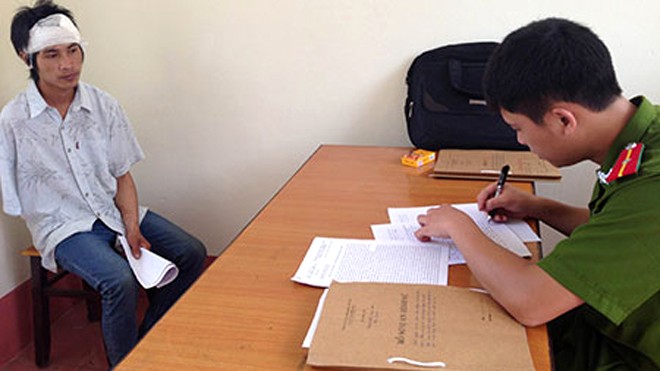Bắt khẩn cấp nghịch tử dùng dao đâm chết bố Dùng dao giết bố, đối tượng Chuyên bị bắt giữ tại CQĐT