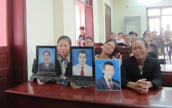 Người thân 5 phu trầm bị sát hại rơi lệ trong phiên xử Theo lịch, 7h30 sáng nay sẽ diễn ra phiên xét xử sơ thẩm vụ sát hại 5 phu trầm người Quảng Bình tại trụ sở TAND tỉnh Quảng Trị. Tuy nhiên, do người thân các phu trầm quá xúc động nên lực lượng an ninh phải ổn định trật và đến gần 8h00, phiên toà mới chính