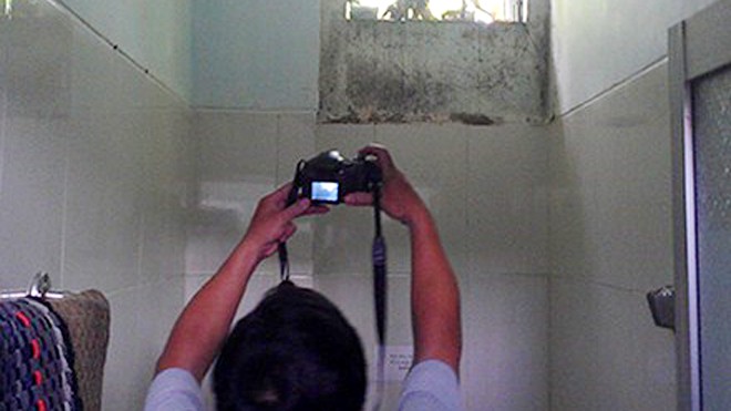 Yêu cầu làm rõ vụ cán bộ đặt máy quay trong nhà vệ sinh nữ Hiện trường nơi ông M đặt camera siêu nhỏ