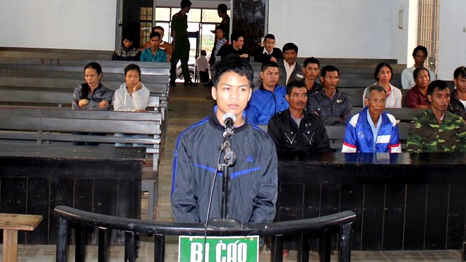 Chồng ép vợ mang bầu uống thuốc diệt cỏ tử vong Bị cáo trước vành móng ngựa