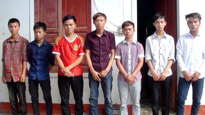Lánh nạn trong xe taxi, CSGT vẫn bị côn đồ tấn công 7 đối tượng liều lĩnh tấn công CSGT