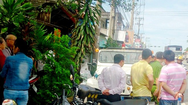 Xác người phụ nữ đang phân hủy trong căn nhà khóa cửa Cơ quan chức năng tiến hành khám nghiệm vụ treo cổ tự tử