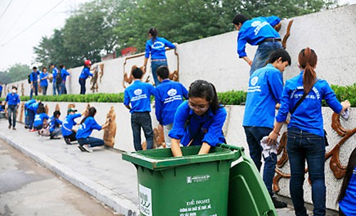 Phát huy sức trẻ vì một thành phố văn minh Thanh niên tình nguyện ra quân làm vệ sinh môi trường trên nhiều tuyến phố. Ảnh: Vương Đức