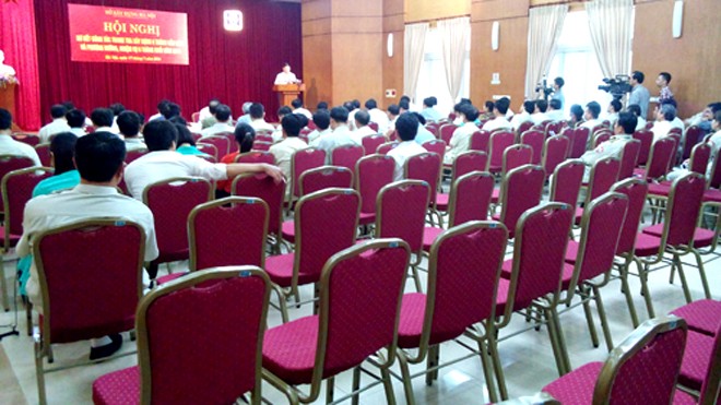 Lãnh đạo Hà Nội điểm danh công chức bỏ họp Nhiều đại biểu không đến dự, một số bỏ về sớm nên hội trường còn nhiều dãy ghế trống. Ảnh: Minh Minh