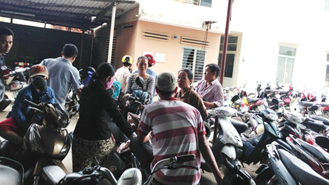 Vụ giết người yêu vì cuồng ghen: Trái ngang mối tình vụng trộm Người nhà, hàng xóm thương tiếc bà Cúc đang chờ trước nhà xác Bệnh viện Đà Nẵng để nhận thi thể về tổ chức tang lễ