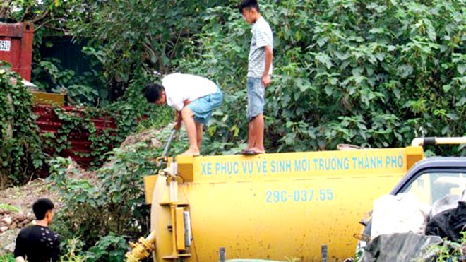 Nguy cơ tràn phân bùn chưa xử lý trên địa bàn thủ đô Một trường hợp xả thải trái phép bị bắt giữ