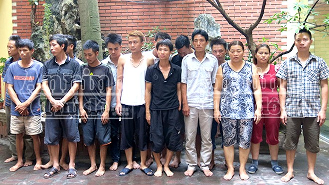 'Phi thân' từ tầng 2 chạy cảnh sát, 6 con bạc gãy chân Các con bạc bị bắt giữ, trong đó có cả phụ nữ