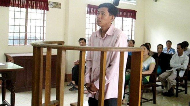 Thầy giáo cưỡng dâm học trò trong nhà vệ sinh Bị cáo Đặng Văn Hoàng tại phiên tòa