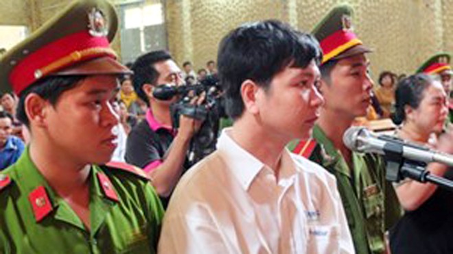 Thầy giáo tạt axít đồng nghiệp lĩnh 4 năm tù giam Nguyễn Minh Tiên tại phiên toà sáng 19/8 đang nghe tuyên án
