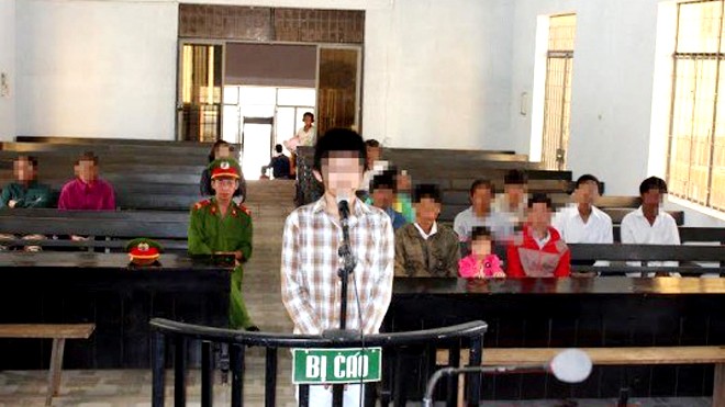 Bé gái bị anh hàng xóm 15 tuổi hiếp dâm Bị cáo D. tại phiên tòa