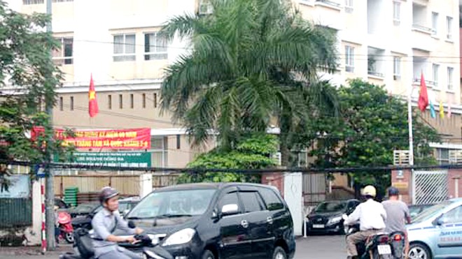 Bộ Xây dựng thu hồi 20 nhà công vụ khu Hoàng Cầu Khu Nhà công vụ Hoàng Cầu có 2 tòa nhà với 80 căn hộ, được đưa vào sử dụng từ năm 1999, thuộc quyền quản lý của Văn phòng Chính phủ. Từ ngày 31/12/2013, Thủ tướng ký quyết định bàn giao cho Cục Quản lý nhà thuộc Bộ Xây dựng quản lý. Ảnh: Minh Minh