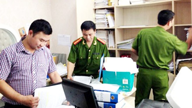 Khởi tố 6 đối tượng vụ sàn vàng 'khủng' hàng trăm tỉ đồng Cơ quan CA thực hiện lệnh khám xét tại Cty Khải Thái. Ảnh: HQ