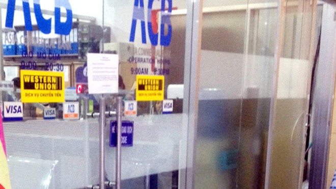 Bảy tên trộm đột nhập siêu thị, vơ vét cửa hàng vàng bạc Phòng giao dịch ngân hàng ACB và một số cửa hàng có dấu hiệu trộm đột nhập được cảnh sát phong toả, điều tra hiện trường. Ảnh: Quốc Thắng