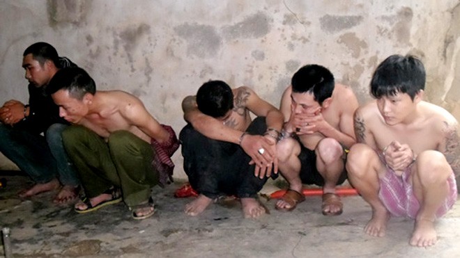 Bắt hàng trăm con chó để lấy tiền mua ma túy Nhóm các đối tượng bị bắt tại nhà của Sơn. Ảnh: Cao Sơn
