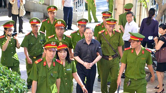 ẢNH: Dương Chí Dũng trong phiên xử vụ tham ô tại Khánh Hòa Cựu Chủ tịch HĐQT Tổng công ty hàng hải Việt Nam Dương Chí Dũng được dẫn giải tới TAND tỉnh Khánh Hòa lúc 8h15 sáng 11/11