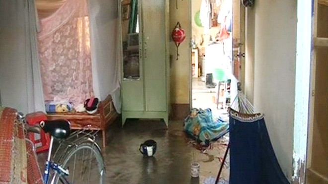 Gói quà phát nổ tại tập thể giáo viên khiến một phụ nữ tử vong Hiện trường nơi món quà phát nổ khiến người phụ nữ tử vong tại chỗ. Ảnh: Hoàng Trường (VnExpress)