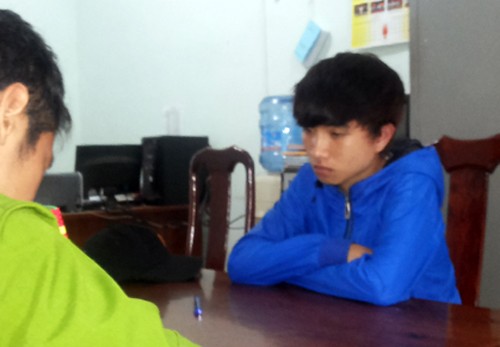Nhóm thanh niên ném đá xe khách khiến tài xế hỏng mắt Hùng tại cơ quan điều tra. Ảnh: Kh Uyên