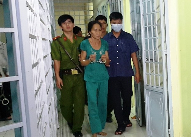 Người phụ nữ đâm xuyên sọ bé sơ sinh bị bệnh tâm thần Bà Nguyễn Thị Vân bị lực lượng chức năng dẫn giải vào thời điểm xảy ra vụ án. Ảnh: Minh Anh/Dân trí