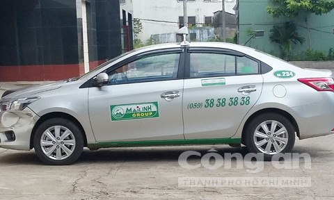Bị chặn đường hành hung, hành khách tự lái xe taxi bỏ trốn Chiếc xe taxi bị nam thanh niên lái đi trong đêm