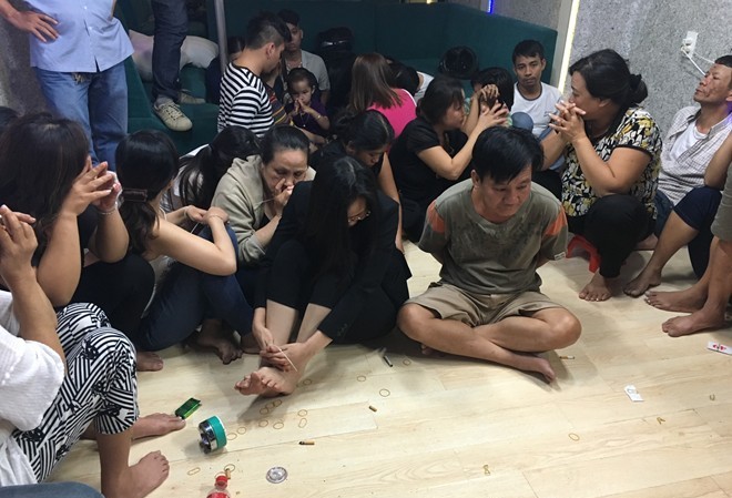Phá sòng bạc trong khách sạn ở trung tâm Sài Gòn Các con bạc bị công an bắt quả tang tại sòng bạc trong khách sạn Em&Mi. Ảnh CA cung cấp.