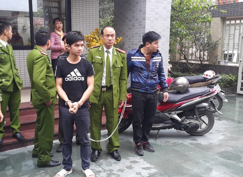 Siêu trộm cưa song cửa biệt thự, nấp dưới gầm giường Phan Bá Nhuần được dẫn tới hiện trường. Ảnh: Hải Bình.