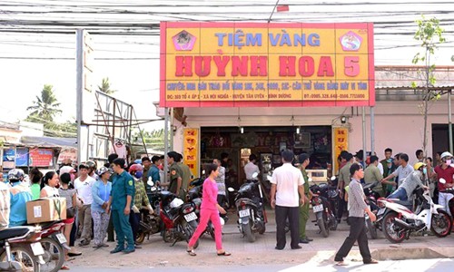 Bắt nhóm cướp đập vỡ tủ kính cướp 10 lượng vàng trong 40 giây Tiệm vàng xảy ra vụ cướp. Ảnh: Chí Tâm
