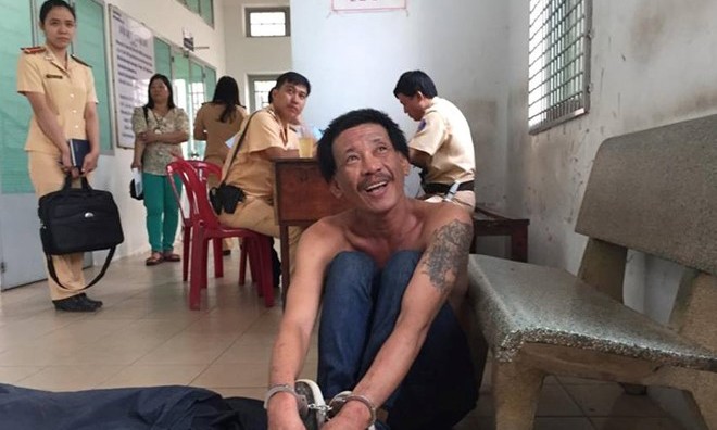 Lái xe điên bị cảnh sát nổ súng chặn bắt có biểu hiện ngáo đá Người đàn ông lái xe lạng lách bị bắt giữ