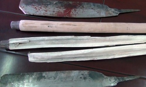 Nhóm côn đồ vây chém lìa tay thanh niên dưới chân cầu Nhóm Kỳ cầm hung khí chém hai thanh niên, trong đó một người đứt lìa bàn tay. Ảnh: VnExpress