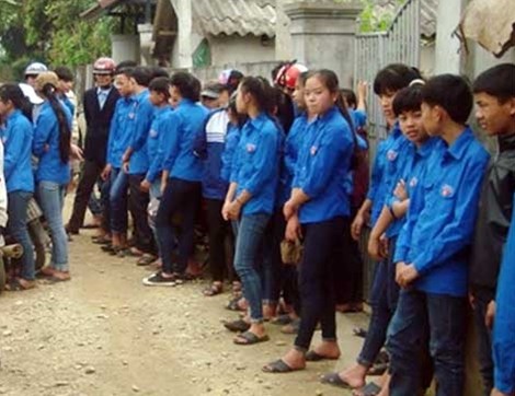 Học sinh lớp 10 chết bất thường sau khi đi chơi game về Nhiều bạn học của Chuẩn đến chia buồn cùng gia đình Ảnh: Huy Thư